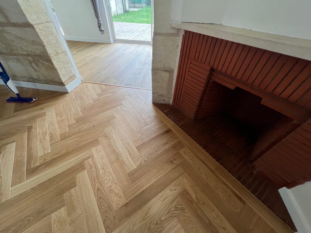 Pose Parquet Contrecollé chêne naturel vernis Bâton Rompu à Cestas près de Bordeaux