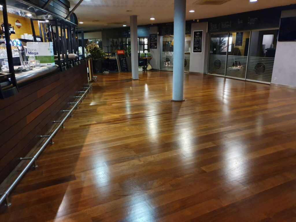 Rénovation et ponçage d'un vieux parquet abimé de restaurant à Bordeaux.