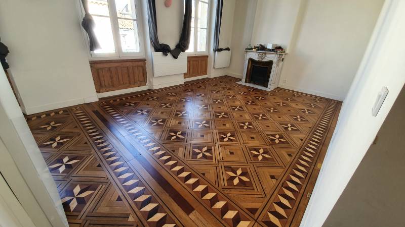 Rénover un vieux parquet massif ancien en marqueterie à Bordeaux centre