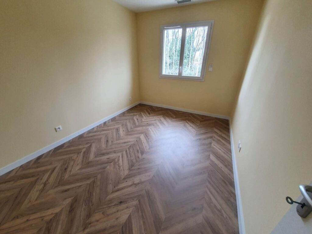 Parquet stratifié flottant Point de Hongrie dans un appartement à Blanquefort