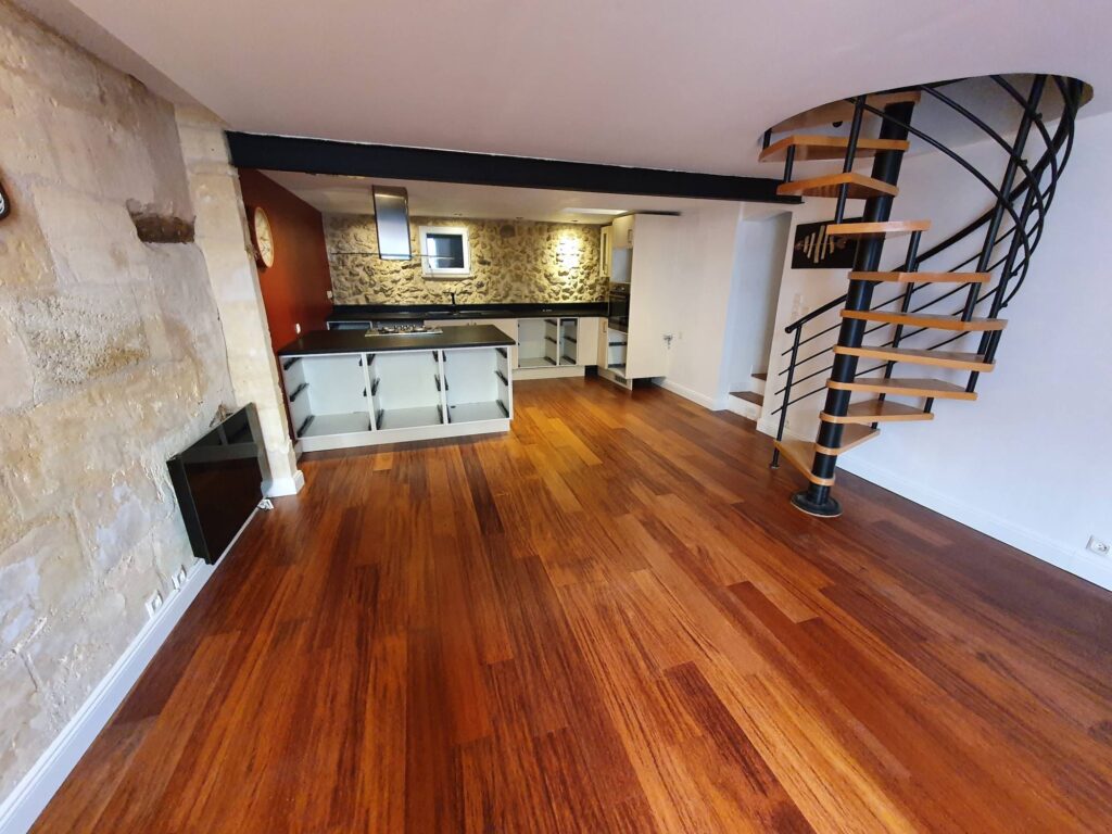 Pose d'un parquet flottant contrecollé Merbau en bois exotique Vernis à Lormont.