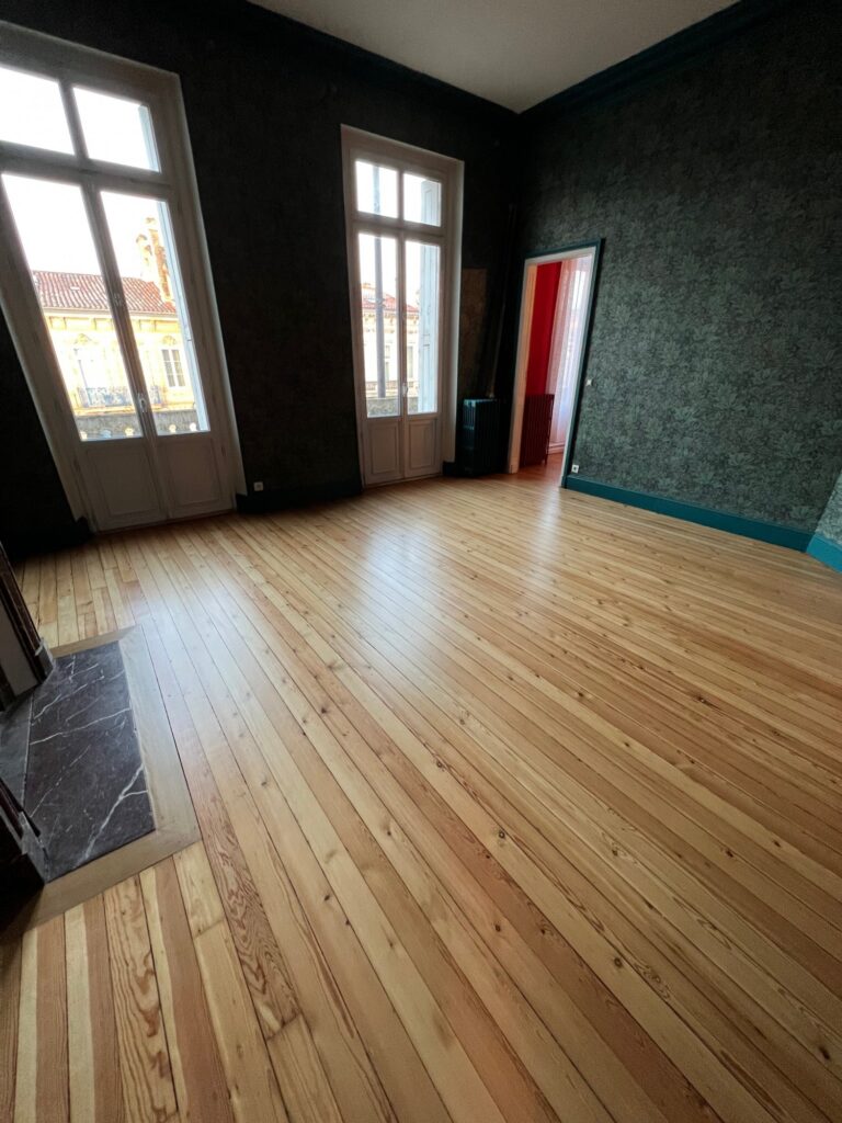 Rénovation ponçage d'un vieux parquet en pin vernis à Bordeaux centre
