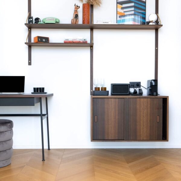Bibliothèque modulaire murale en noyer (ou bois foncé) au design mid-century. Décor vintage, bureau minimaliste et parquet chevron.