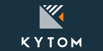 Logo KYTOM : Design géométrique moderne et professionnel. Logo géométrique KYTOM sur fond bleu nuit. Le symbole abstrait combine des formes grises, des rayures blanches et un triangle orange vif.