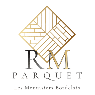 Logo luxe RM PARQUET Les Menuisiers Bordelais. Monogramme or et gris sur un motif de plancher en losange doré. Expertise menuiserie.