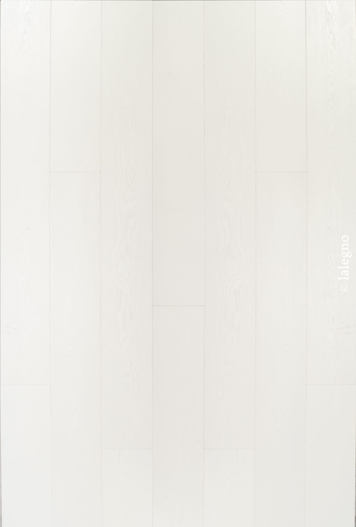 Lames de parquet en bois blanchi à grain visible, posées verticalement. Revêtement de sol très clair, style moderne.