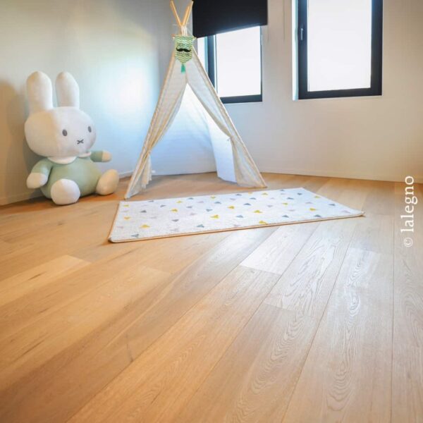 Chambre d'enfant lumineuse: plancher chêne clair, tipi beige sur un tapis coloré, et grande peluche Lapin Miffy.