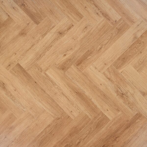Parquet en bois chêne clair, motif chevrons élégant. Plancher aux tons miel et texture naturelle, idéal pour un intérieur moderne.