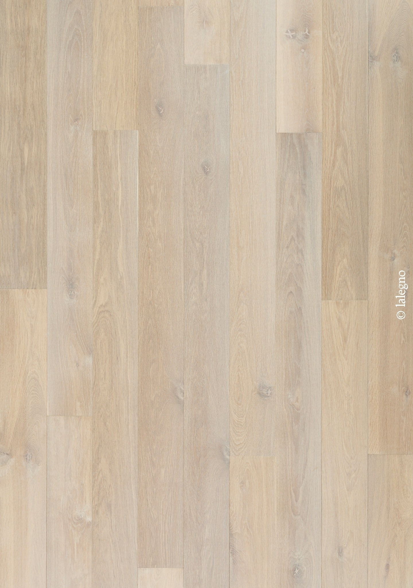 Sol en bois laminé chêne clair blanchi, lames larges et grain naturel. Pose verticale. Copyright © lalegno.