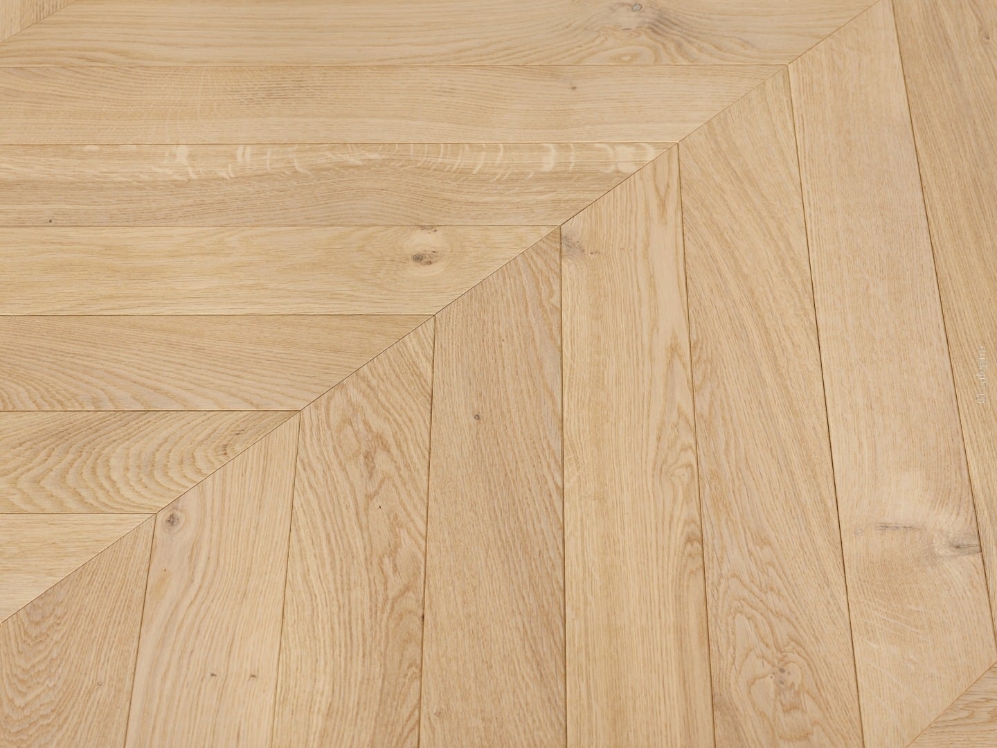 Parquet en chêne clair avec motif de pose innovant. Lattes de bois naturel se rejoignant le long d'une ligne diagonale.