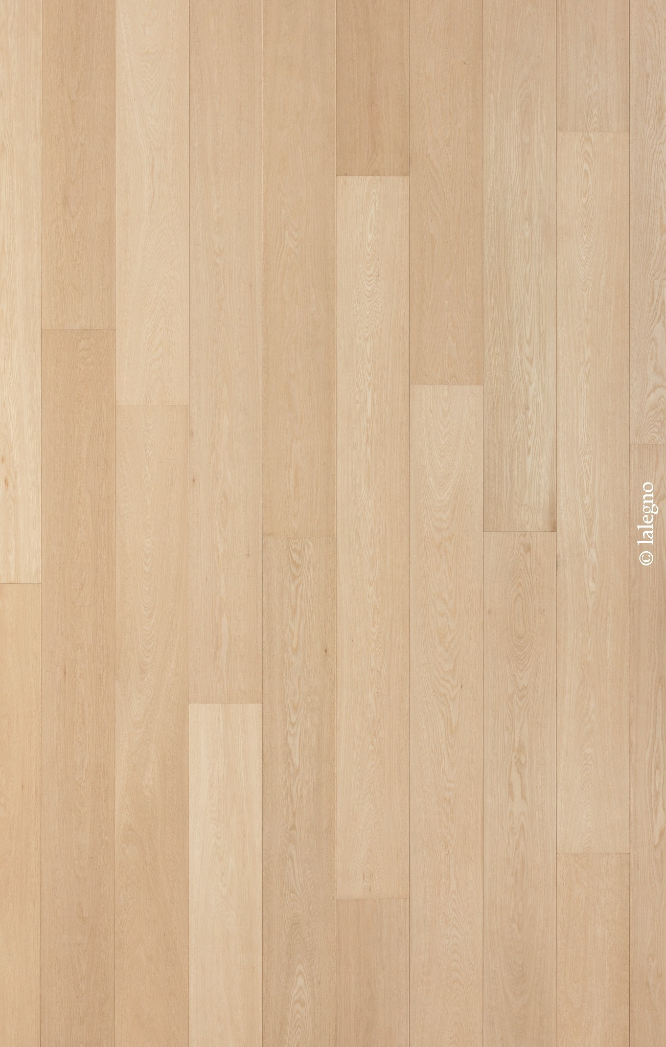 Parquet chêne clair naturel à lames larges verticales en pose décalée. Grain de bois apparent.