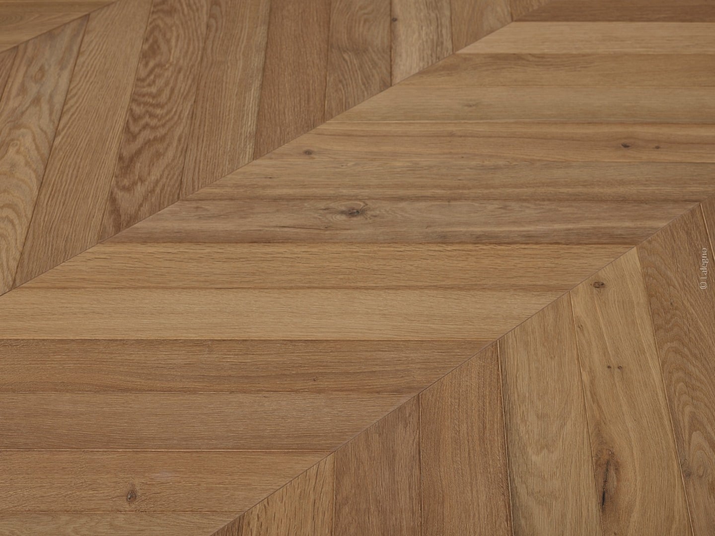 Parquet de chêne naturel, motif géométrique complexe. Les lames alternent entre pose droite et diagonale. Watermark: © Laleagno.