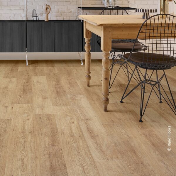 Plancher aspect bois clair dans une cuisine moderne. Table rustique, chaises filaires noires et mur en briques blanches.