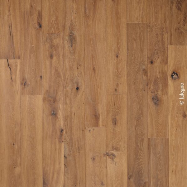 Lames de plancher en chêne massif rustique, finition dorée. Veinage brut, noeuds sombres et fissures. Texte © lalegno.