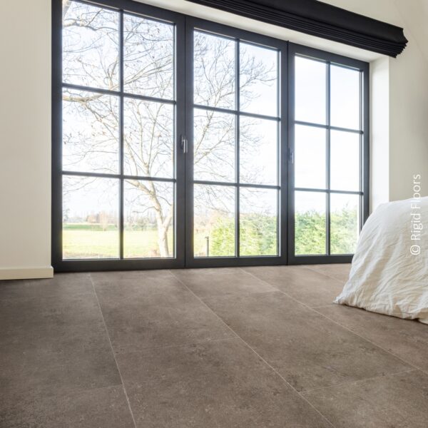 Design intérieur moderne : dalles de sol Rigid Floors gris foncé, grande fenêtre noire à croisillons et store assorti. Vue extérieure.